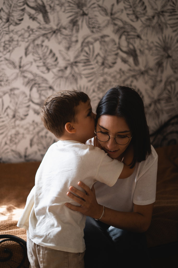 photo de famille à domicile complicité mère fils fanny GOMET photographe saint etienne loire 42